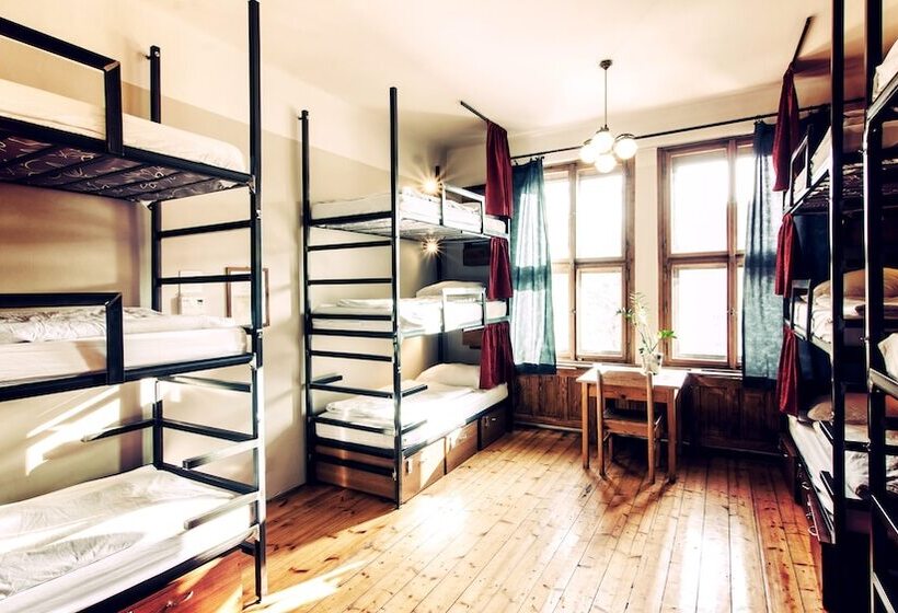 تختخواب در اتاق مشترک, Sir Toby's Hostel