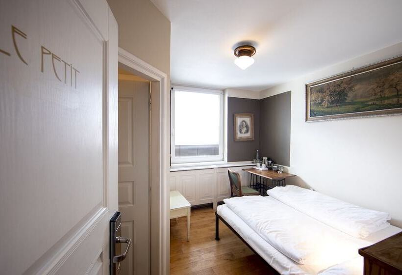 اتاق استاندارد یک نفره, Sir Toby's Hostel