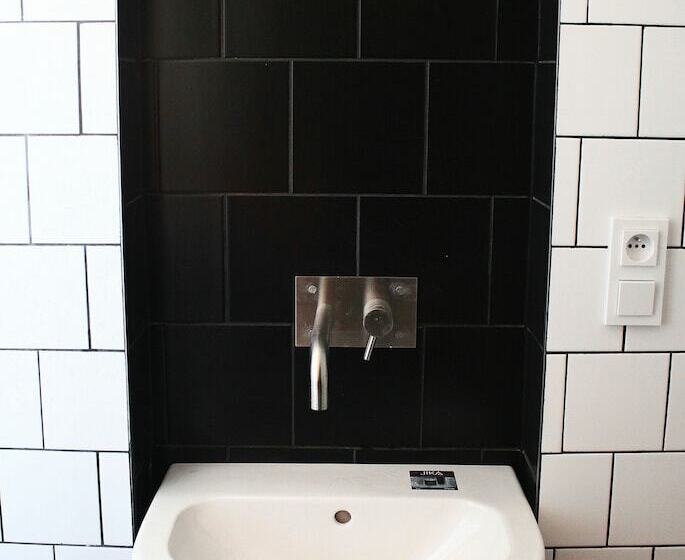 اتاق استاندارد یک نفره, Sir Toby's Hostel