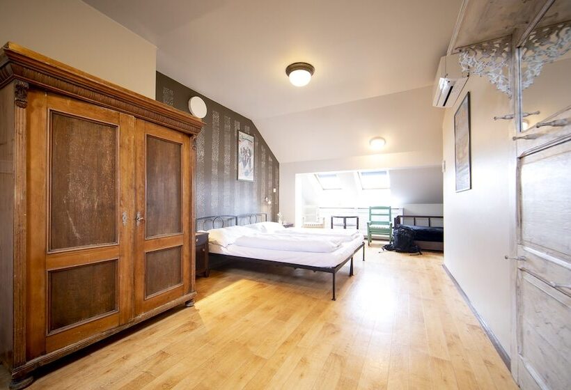 اتاق استاندارد, Sir Toby's Hostel