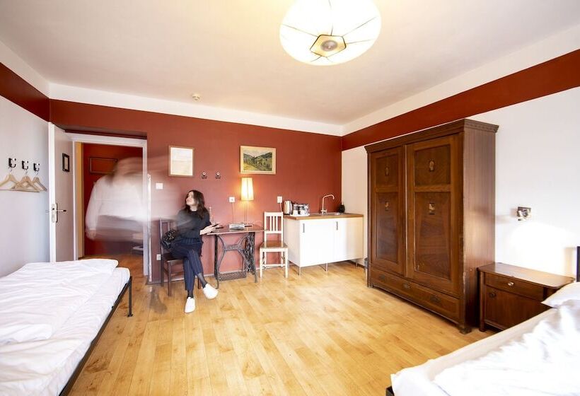 اتاق استاندارد, Sir Toby's Hostel