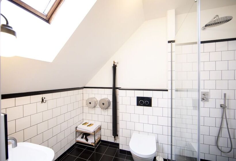 اتاق استاندارد, Sir Toby's Hostel