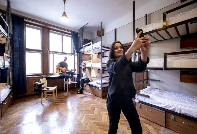 تختخواب در اتاق مشترک, Sir Toby's Hostel