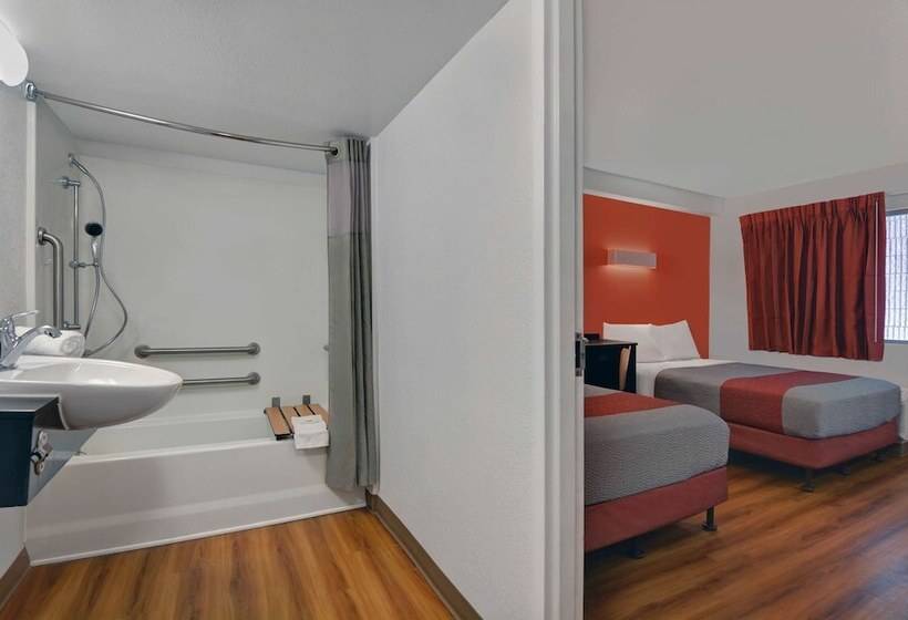 חדר סטנדרט מותאם לאדם עם מוגבלויות, Motel 6 Cutler Bay, Fl