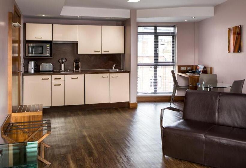 Апартаменты 1 Спальня, Roomzzz Leeds City