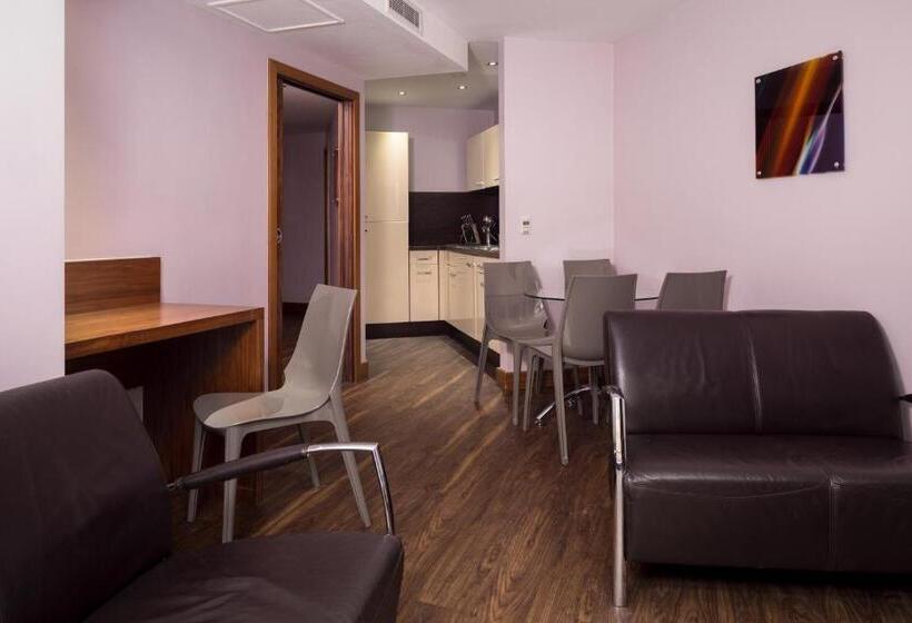 Апартаменты 2 Спальни, Roomzzz Leeds City