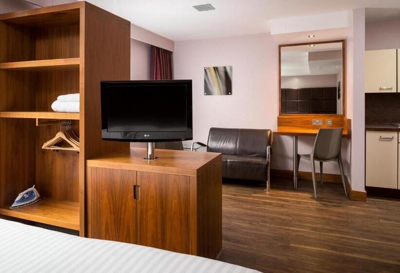 Студия Superior, Roomzzz Leeds City