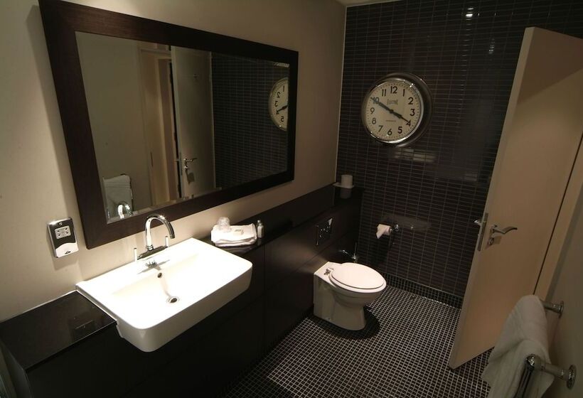 חדר דלוקס, Denham Grove