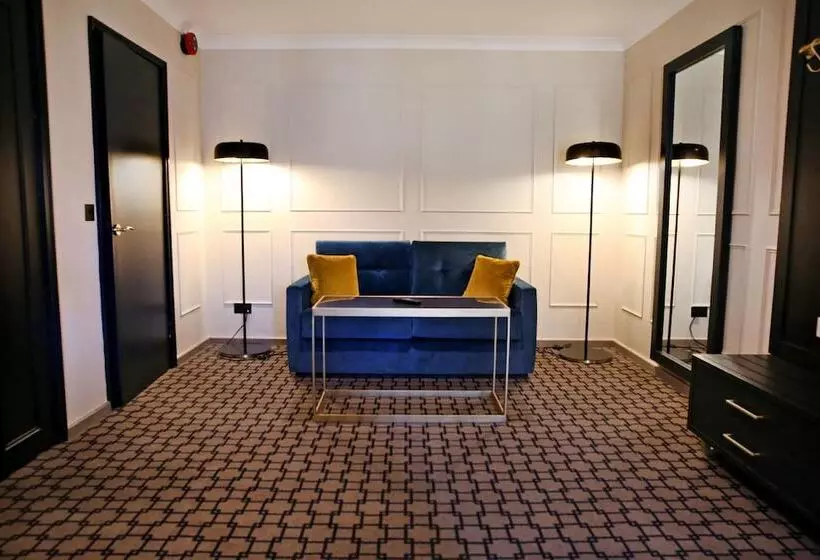 デラックスルーム, Denham Grove