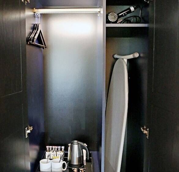 חדר דלוקס, Denham Grove