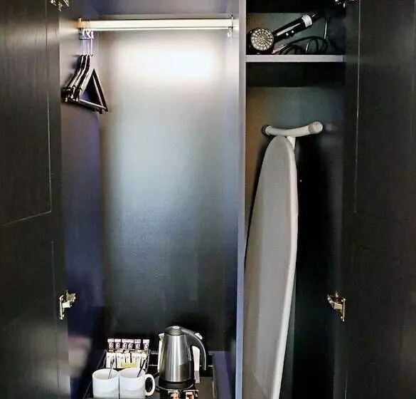 デラックスルーム, Denham Grove