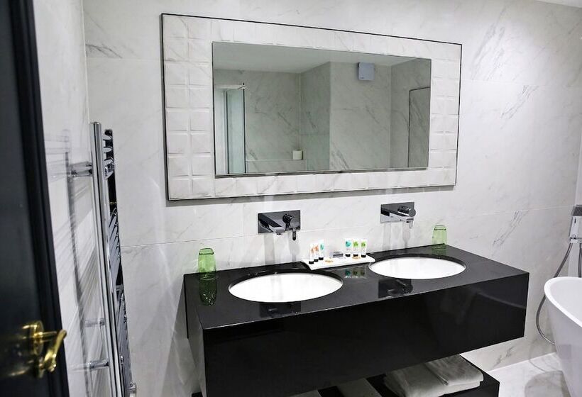 סוויטת ג'וניור, Denham Grove