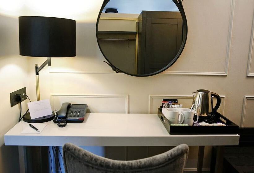 סוויטת ג'וניור, Denham Grove