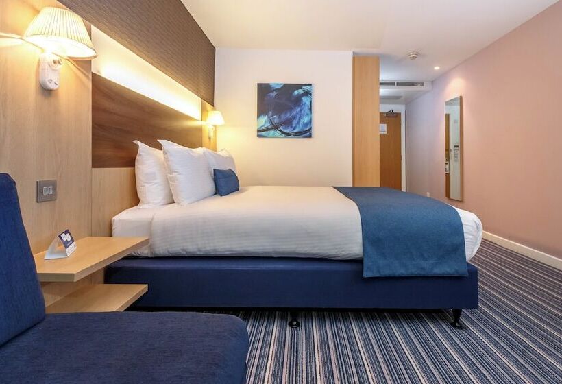 Номер Стандарт, Holiday Inn Express Leigh Sports Village, An Ihg