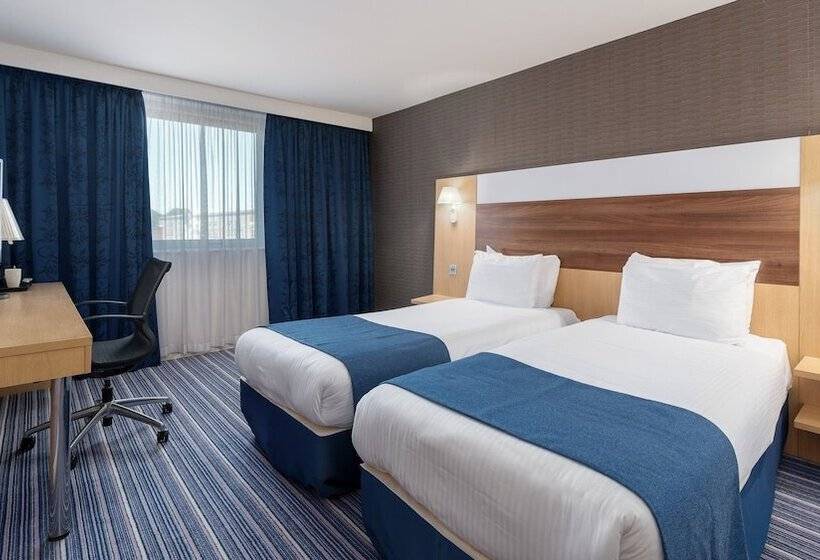 Номер Стандарт, Holiday Inn Express Leigh Sports Village, An Ihg