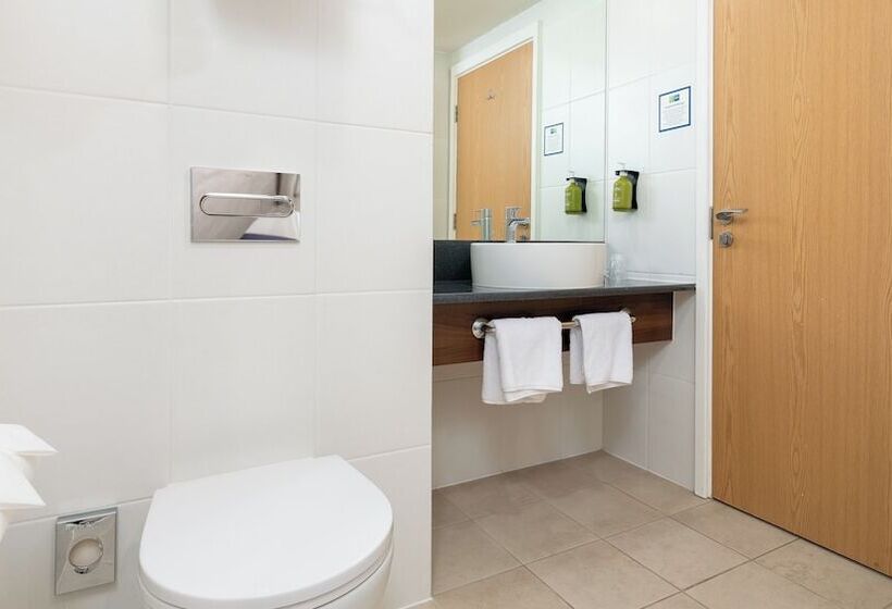 Номер Стандарт, Holiday Inn Express Leigh Sports Village, An Ihg