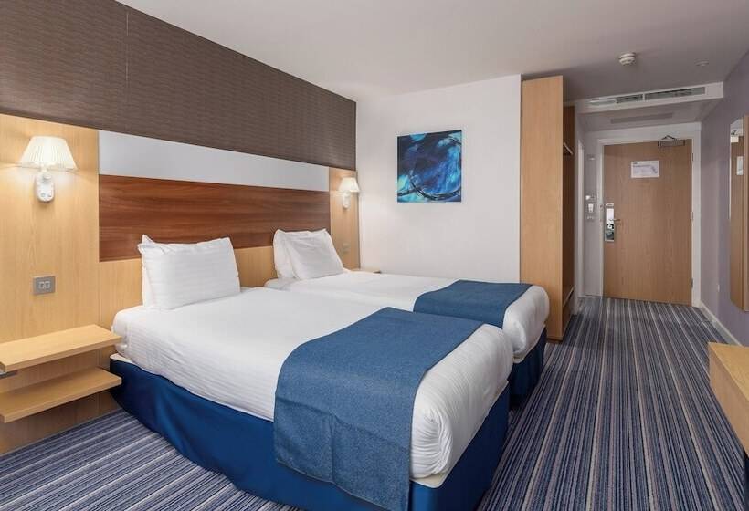 Номер Стандарт, Holiday Inn Express Leigh Sports Village, An Ihg