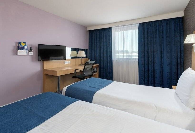 Номер Стандарт, Holiday Inn Express Leigh   Sports Village, An Ihg