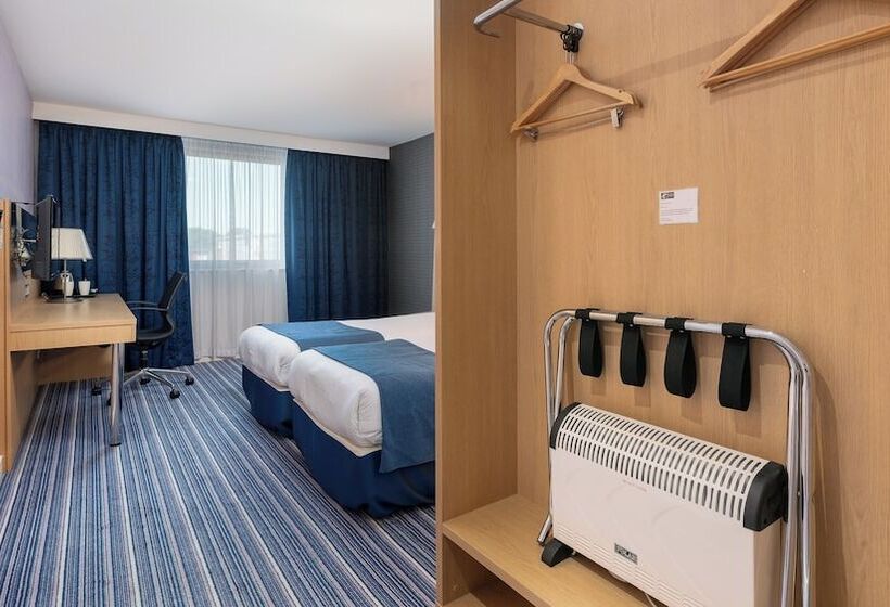 Номер Стандарт, Holiday Inn Express Leigh Sports Village, An Ihg