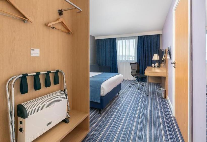 Номер Стандарт, Holiday Inn Express Leigh Sports Village, An Ihg