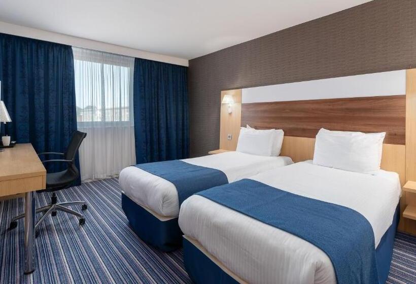 Номер Стандарт, Holiday Inn Express Leigh Sports Village, An Ihg