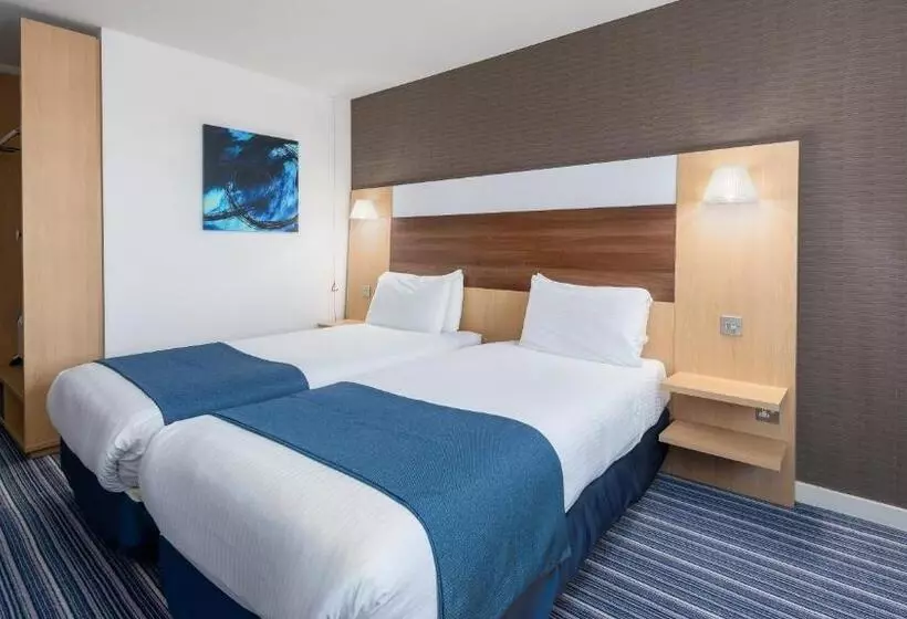 身障者適用スタンダードルーム, Holiday Inn Express Leigh   Sports Village, An Ihg
