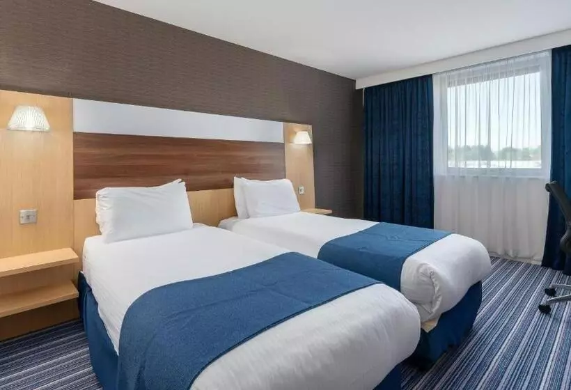 身障者適用スタンダードルーム, Holiday Inn Express Leigh   Sports Village, An Ihg