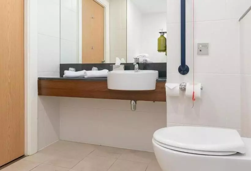 身障者適用スタンダードルーム, Holiday Inn Express Leigh   Sports Village, An Ihg