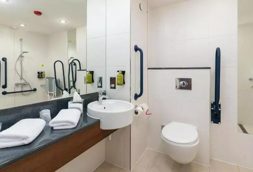 身障者適用スタンダードルーム, Holiday Inn Express Leigh   Sports Village, An Ihg