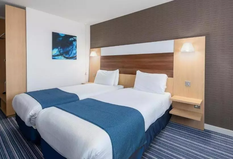 身障者適用スタンダードルーム, Holiday Inn Express Leigh   Sports Village, An Ihg