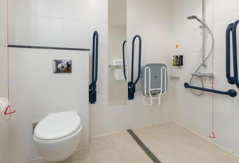 חדר סטנדרט מותאם לאדם עם מוגבלויות, Holiday Inn Express Leigh   Sports Village, An Ihg
