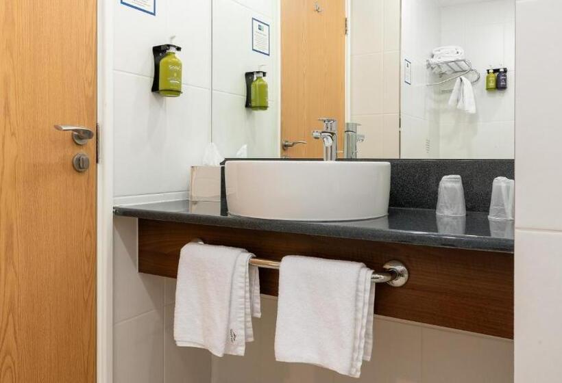 Номер Стандарт, Holiday Inn Express Leigh Sports Village, An Ihg