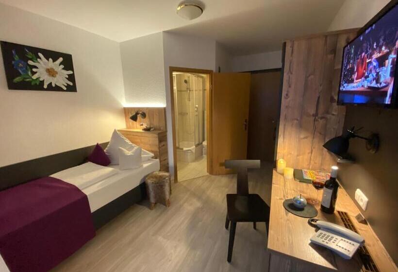 标准单人间, Sascha's Kachelofen