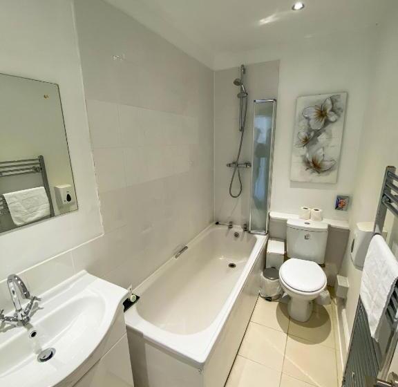 חדר סטנדרט, The Broadway