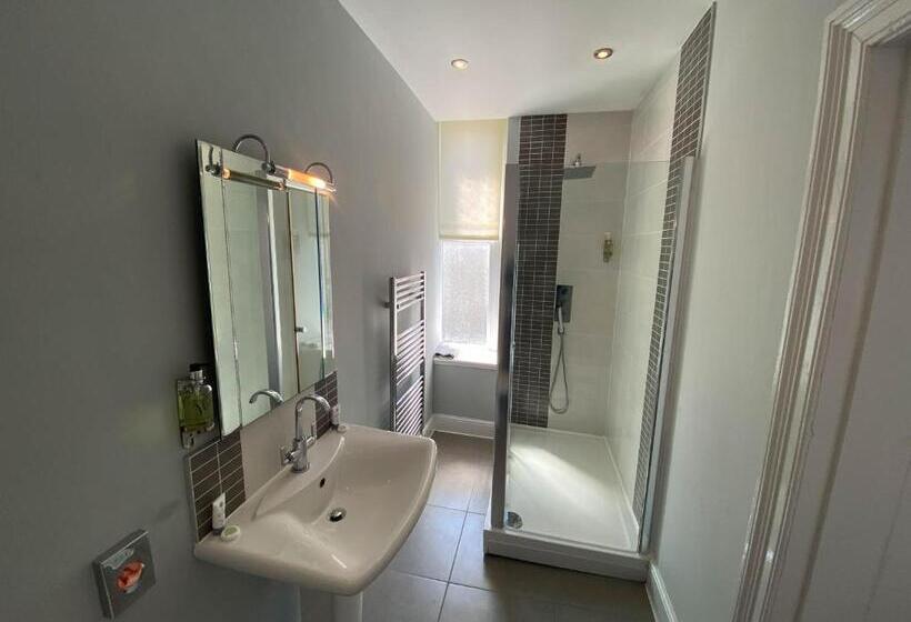 חדר סופריור, The Broadway