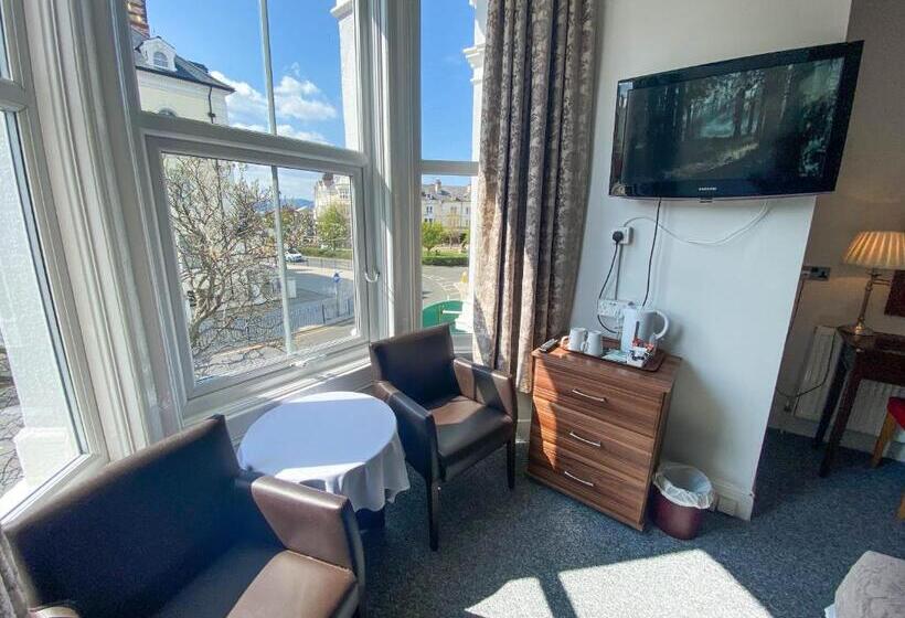 חדר סופריור, The Broadway