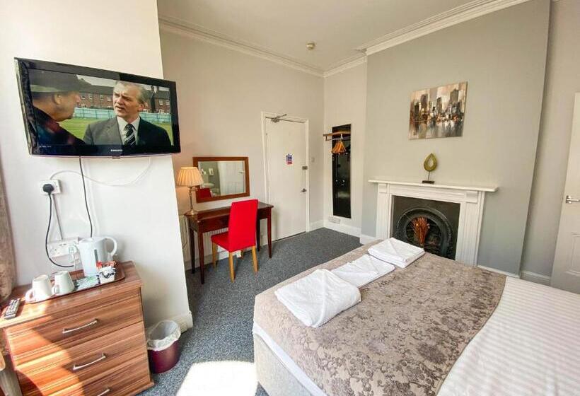 חדר סופריור, The Broadway