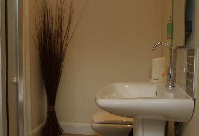 חדר סופריור, The Broadway