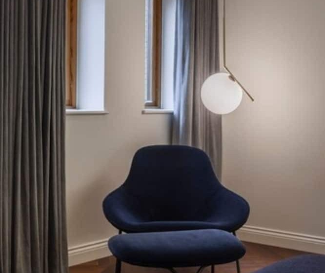 Полулюкс, The Roseate Reading