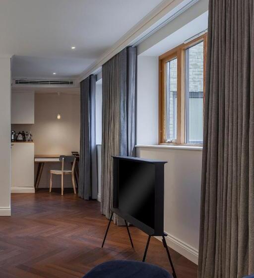 Полулюкс, The Roseate Reading