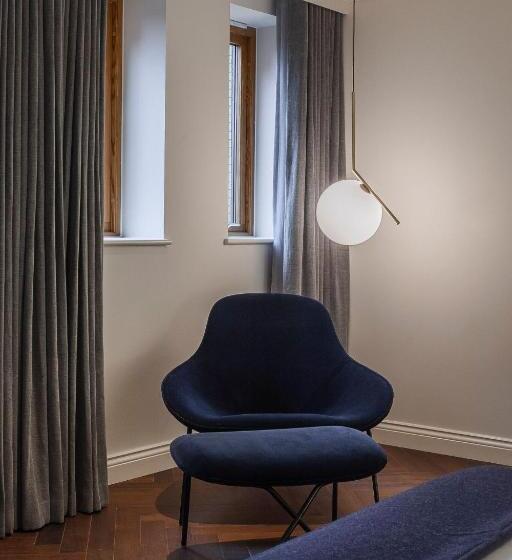 Полулюкс, The Roseate Reading