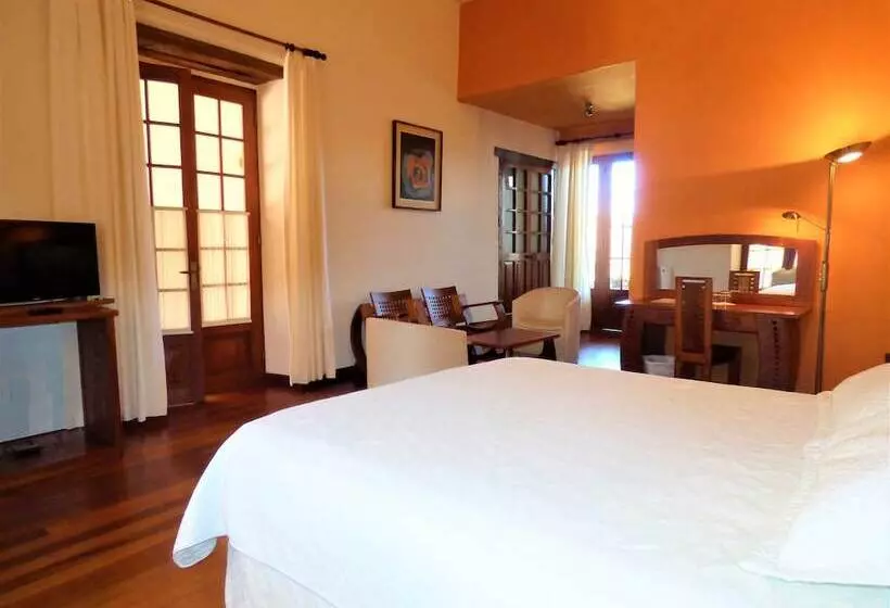 سوییت جونیور, Villa Antigua