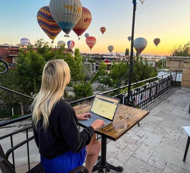 Кровать в Общей Комнате, Nomads Cave Hotel & Rooftop