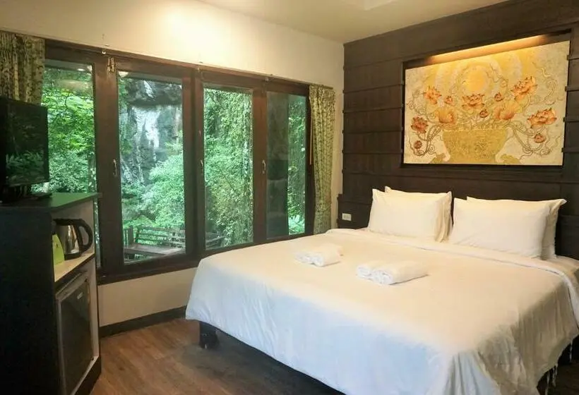 スタンダードバンガロー, Rock And Tree House Resort