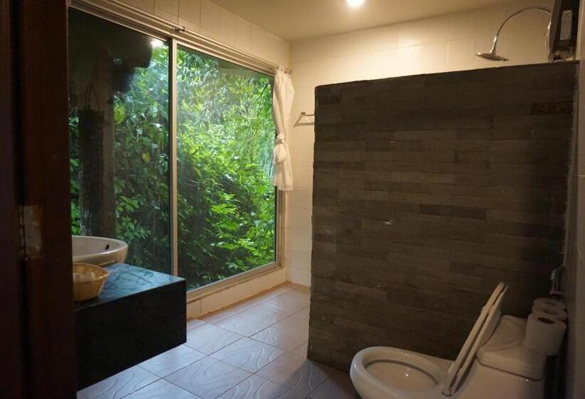 Семейное Бунгало, Rock And Tree House Resort