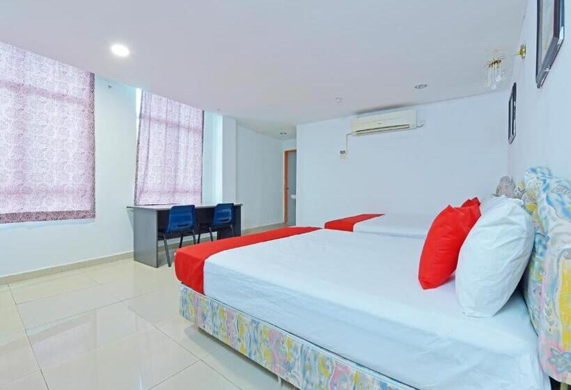 패밀리 스위트, Sam Huat