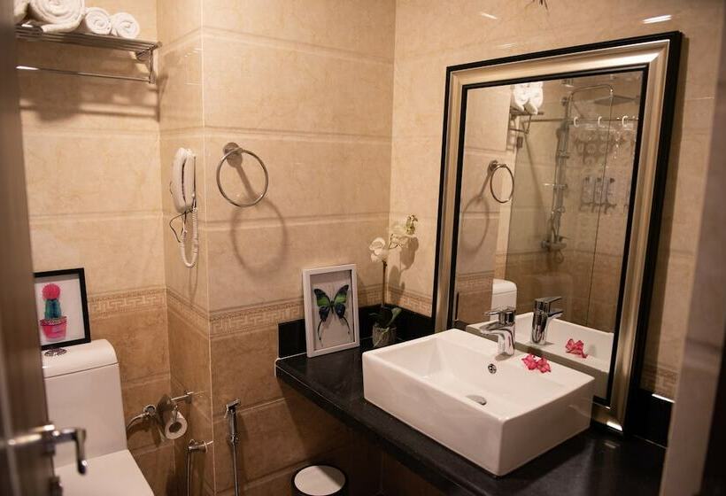 디럭스 룸, Sonia