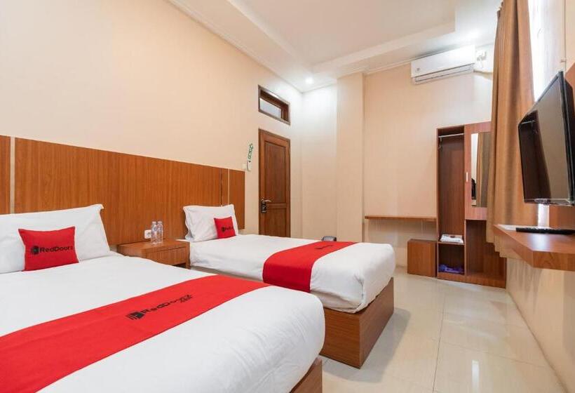 Standard Room, Reddoorz Syariah Near Rs Mata Padang