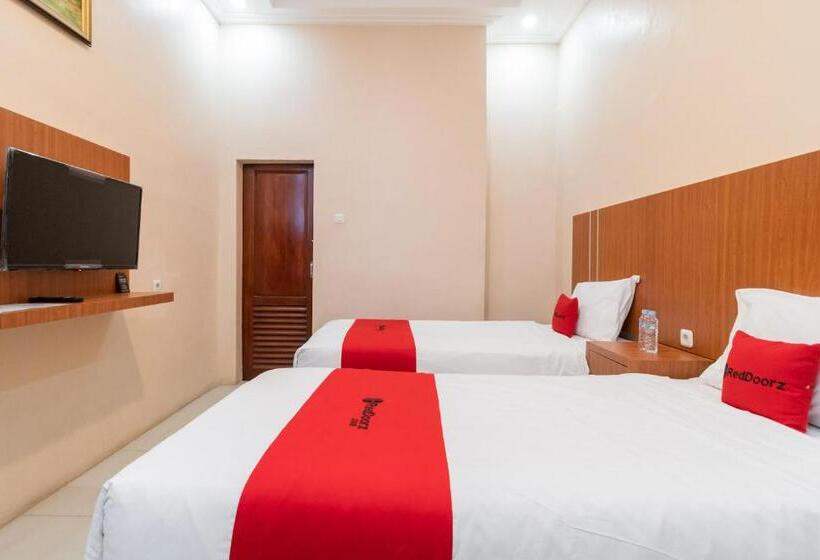 Standard Room, Reddoorz Syariah Near Rs Mata Padang