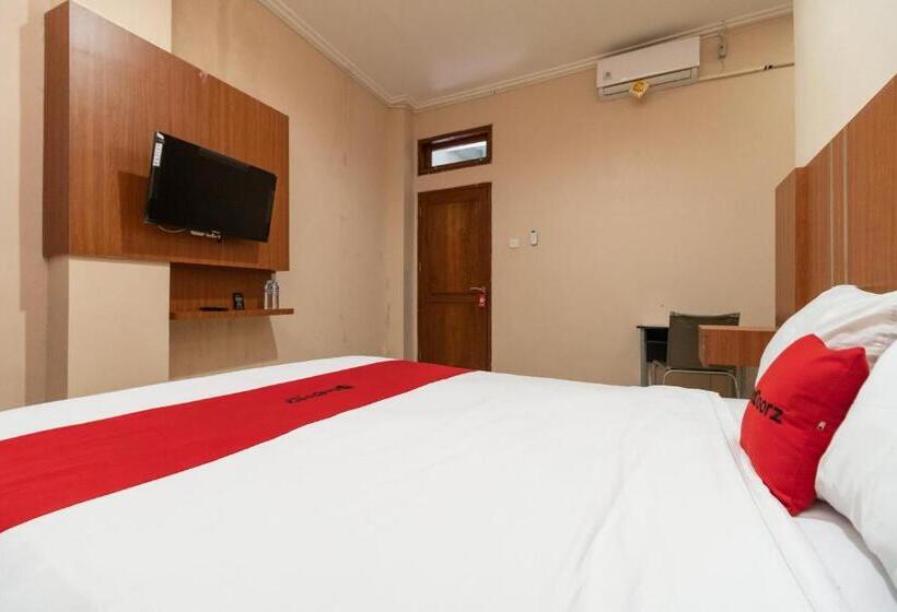Economy Room, Reddoorz Syariah Near Rs Mata Padang